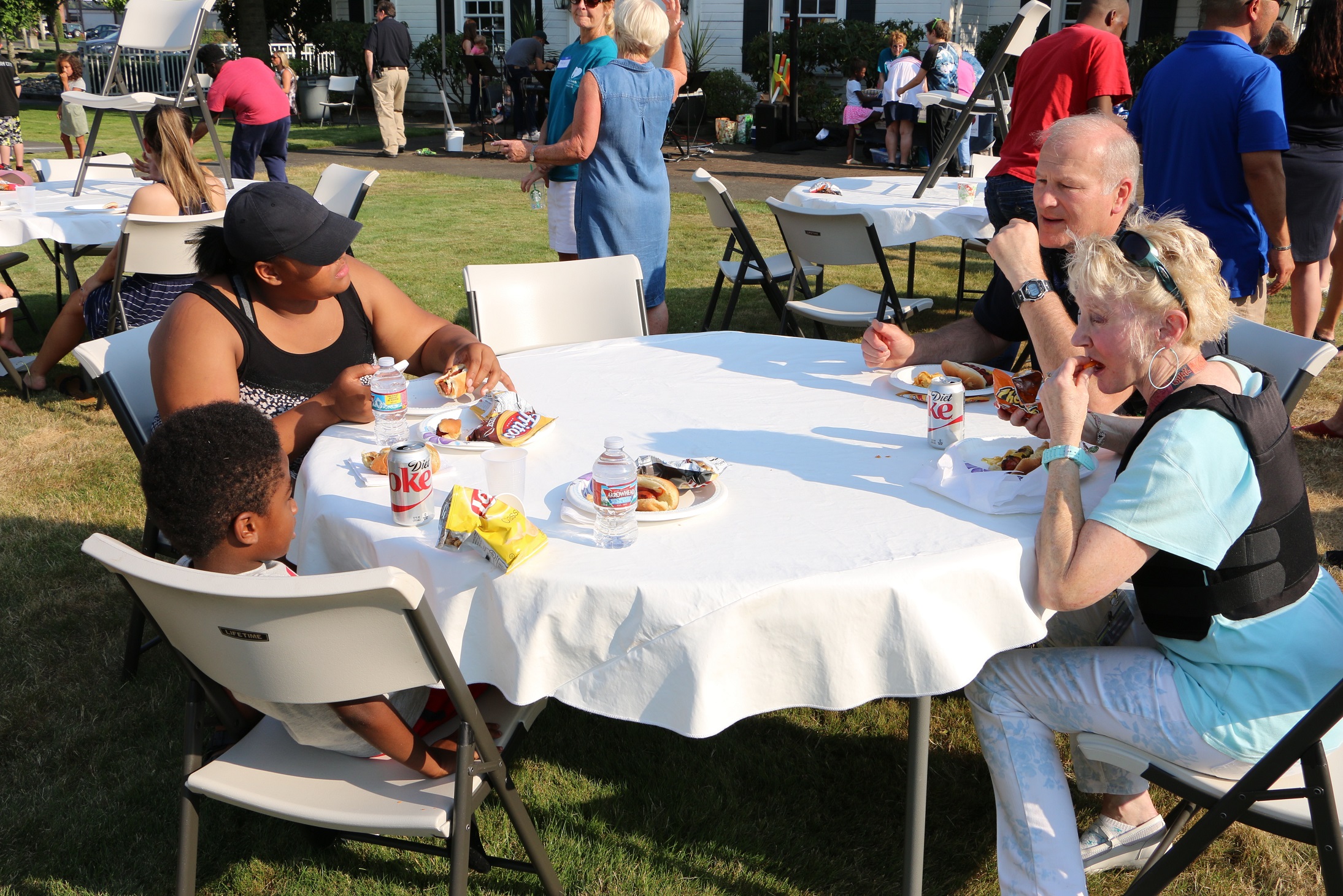 Lakewood Officers have lunch with a young mother and her son. 