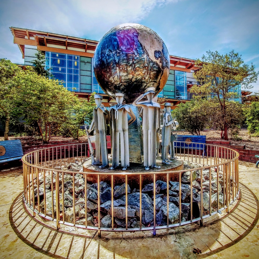 picture of the Lakewood Veterans Memorial with Lakewood City Hall behind it on a sunny summer day