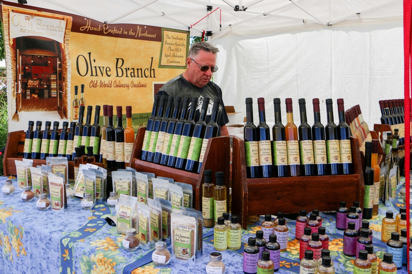 Lakewood Farmers Market 2019 aso tatala, fa'atau atu le Paranesi o Olive