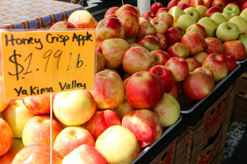 Lakewood Farmers Market 2019 opening day, picture of honey crisp apples