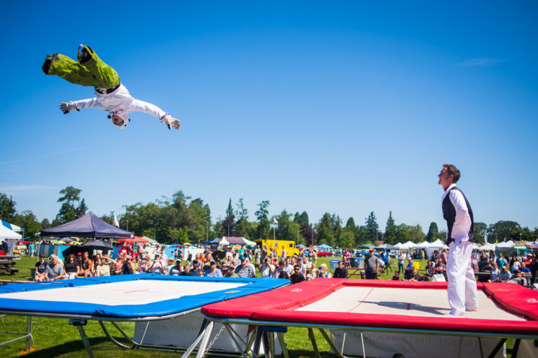 Hai người đàn ông nhảy trên tấm bạt lò xo “cực chất” tại Lakewood SummerFEST.