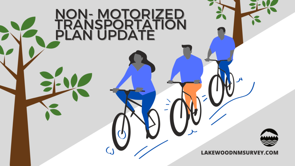 Hình ảnh ba người đạp xe trên con đường rợp bóng cây với Bản cập nhật Kế hoạch Giao thông Phi cơ giới và logo của thành phố Lakewood. Truy cập www.lakewoodnmsurvey.com để thực hiện khảo sát.