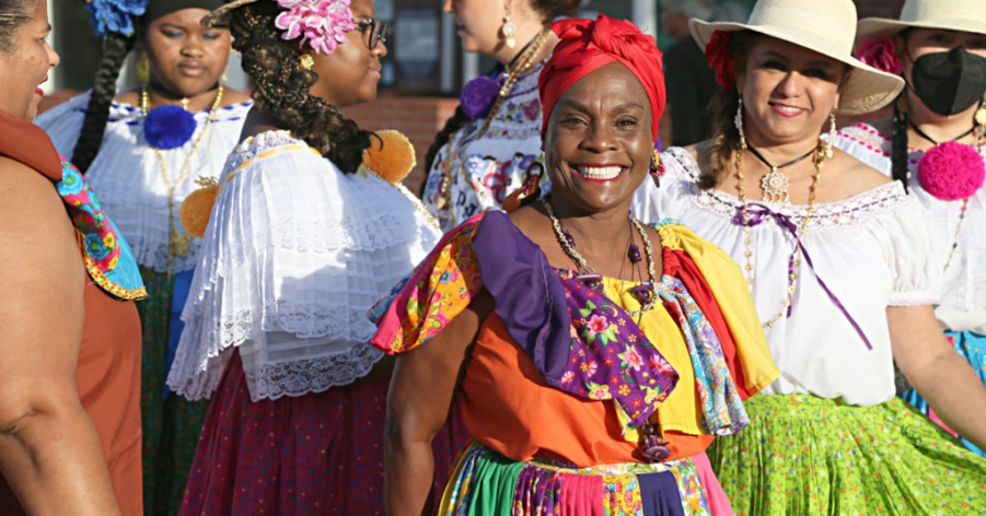 Một nhóm nghệ sĩ Peru mặc trang phục sặc sỡ tại sự kiện Fiesta de la Familia của Lakewood năm 2022.