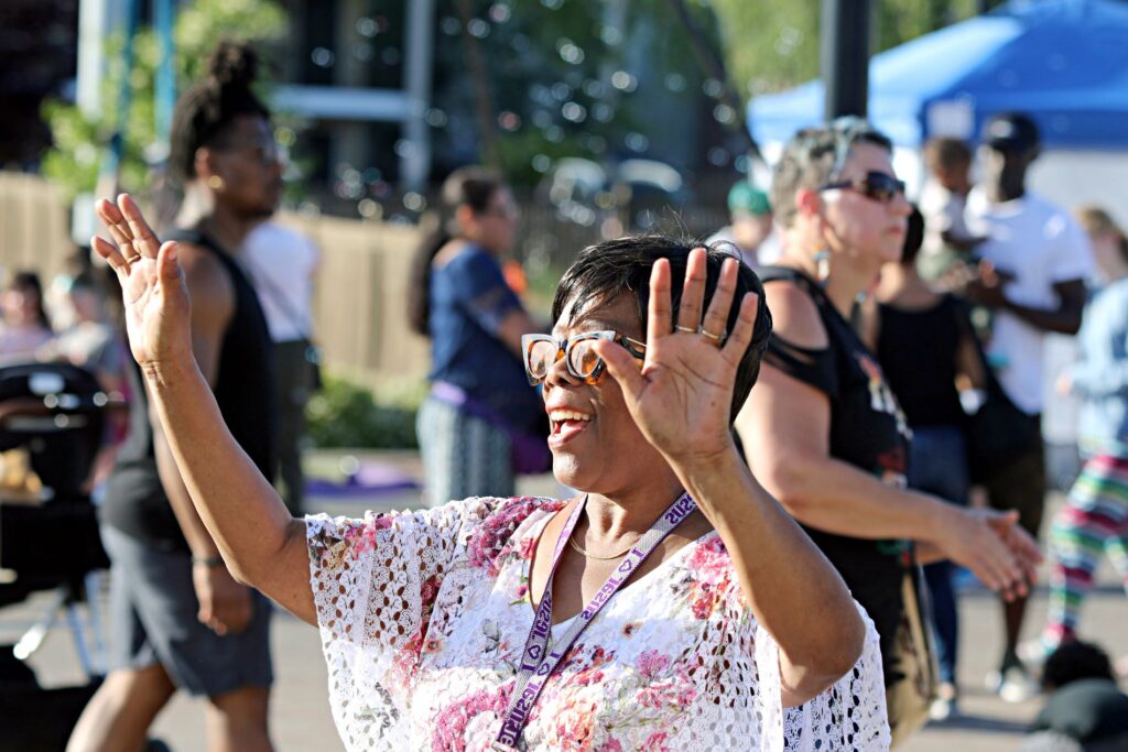 Une femme lève les mains et danse au Lakewood Dancing in the Streets Saturday Street Festival du 3 juin 2023.