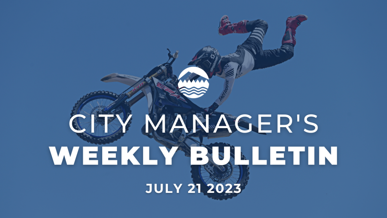 Bản tin hàng tuần của Giám đốc thành phố ngày 21 tháng 2023 năm 2023. Văn bản màu trắng trên hình ảnh một người lái xe mô tô đóng thế bay trong không trung tại SummerFEST XNUMX.