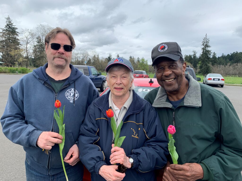 3 người trong nhóm đi bộ với hoa cho ngày tháng năm