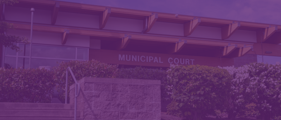 Hình ảnh mặt trước của Tòa án Thành phố Lakewood với bộ lọc màu tím.