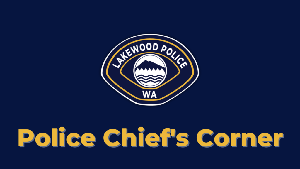 Đồ họa có nền màu xanh lam đậm, miếng dán của Sở Cảnh sát Lakewood có dòng chữ Lakewood Police WA với logo của thành phố Lakewood ở trung tâm và dòng chữ Police Chief's Corner màu vàng ở dưới cùng.