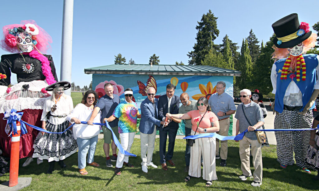 A photo of the Lakewood City Council cutting a ribbon with artist Angelina Villalobos Soto and Mexican Deputy Consul Gerardo Guiza at he Lakewood Fiesta de la Familia Sept. 9, 2023