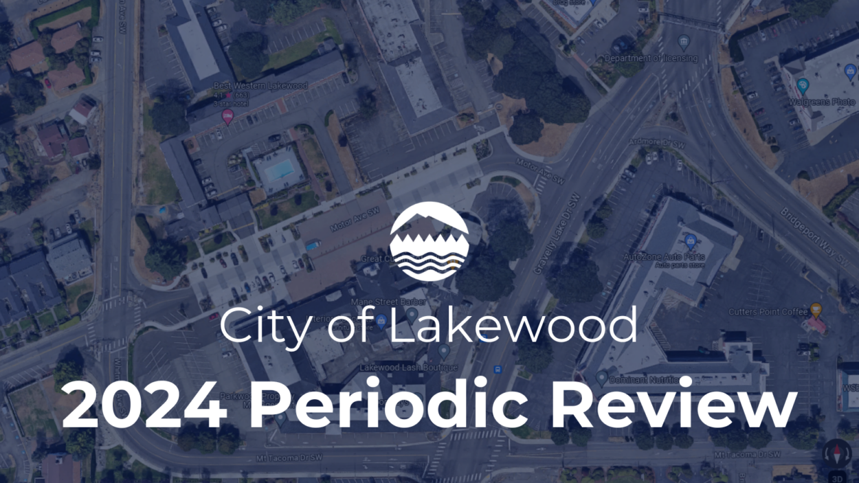 Đánh giá định kỳ năm 2024 của Thành phố Lakewood bằng văn bản màu trắng trên hình ảnh chụp từ trên không của các đường phố của thành phố Lakewood.