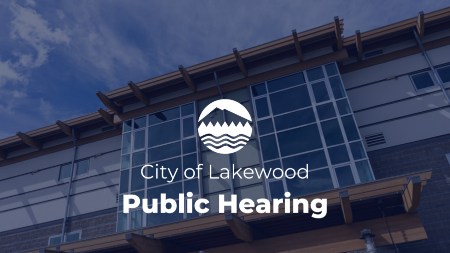 Dòng chữ màu trắng có nội dung Phiên điều trần Công cộng của Thành phố Lakewood. Phía trên dòng chữ là biểu tượng của Thành phố Lakewood màu trắng. Nền là ảnh Tòa thị chính Lakewood.