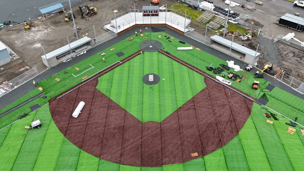 フォート・スタイラクーム・パークの野球場の建設工事を上空から撮影した写真で、内野の新しい芝生が示されている。