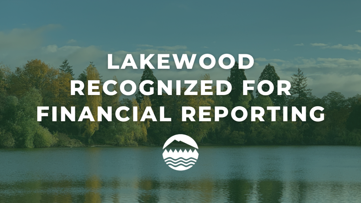 Graphic na nagsasabing Lakewood Recognized para sa financial reporting.