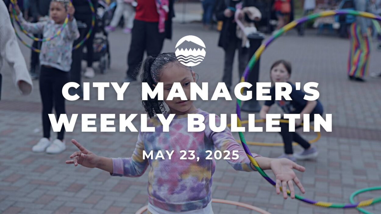 Wöchentliches Bulletin des Stadtmanagers vom 23. Mai 2025. Weißer Text über dem Bild eines Mädchens mit einem Hula-Hoop-Reifen bei einer Stadtveranstaltung.
