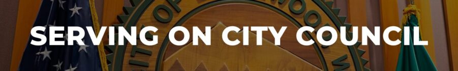 Sceau de la ville de Lakewood avec les mots « Servir au conseil municipal » au-dessus.