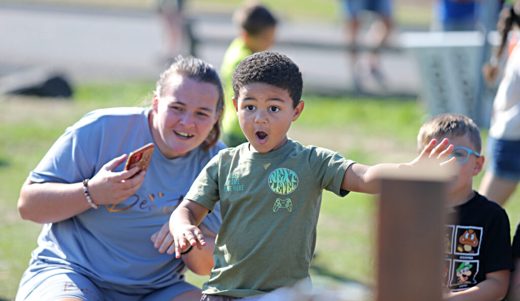 một người vứt đồ đạc từ phía sau xe tải của họ tại một cộng đồng dọn dẹp ở thành phố Lakewood