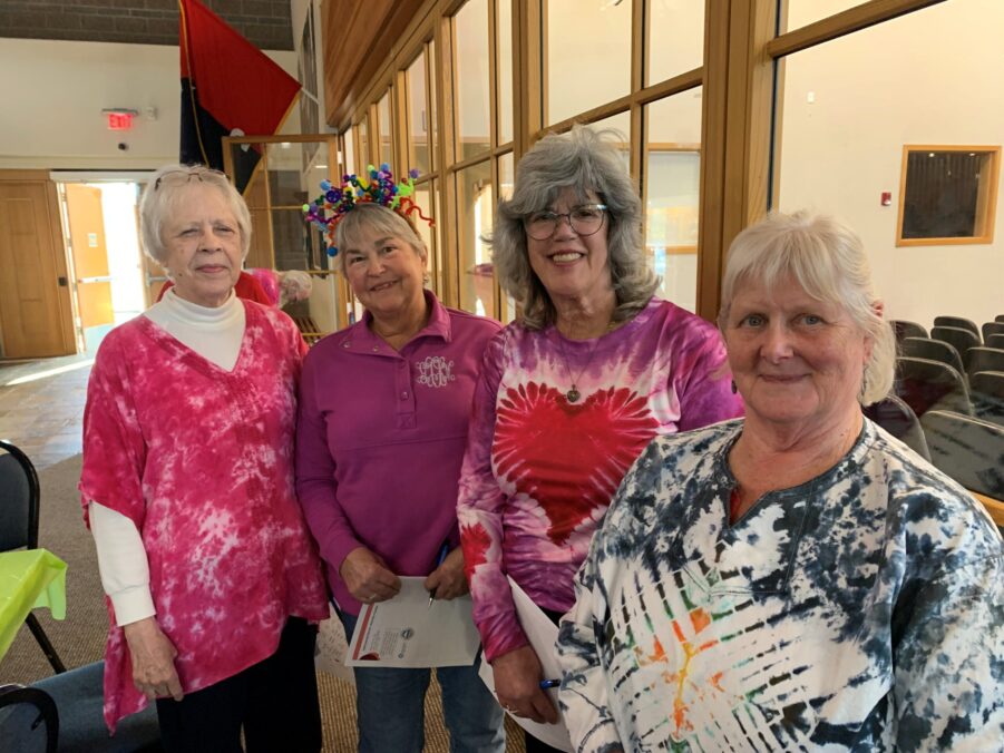 4 ältere Damen in Batik-Kleidung